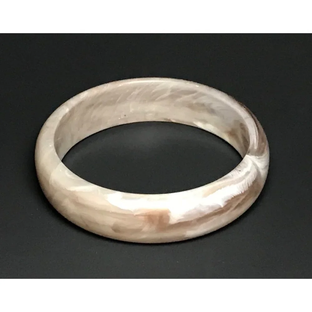Vintage Marbled Translucent Lucite Bangle Bracelet in White and Metallic Gold - Picture 2 of 6